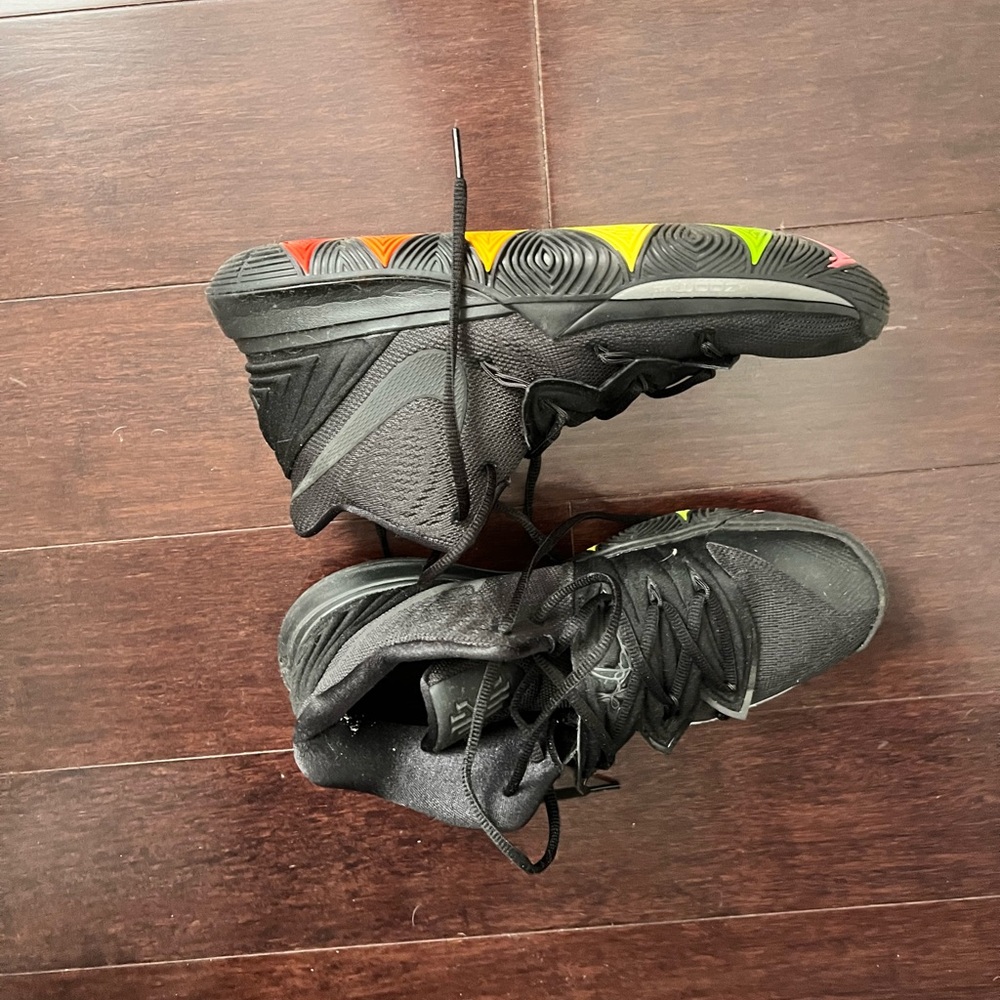NIKE Kyrie Irving Mens basketball shoe
Size 10.5
Used